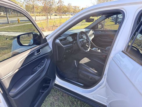 Used 2024 Jeep Grand Cherokee Altitude image 16