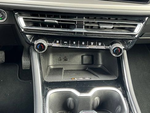 Used 2025 Chevrolet Traverse LT image 35