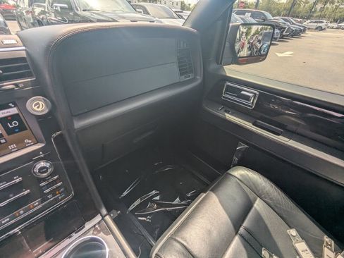 Used 2017 Lincoln Navigator Reserve RWD image 4