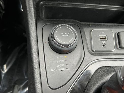 Used 2019 Jeep Cherokee Limited image 29