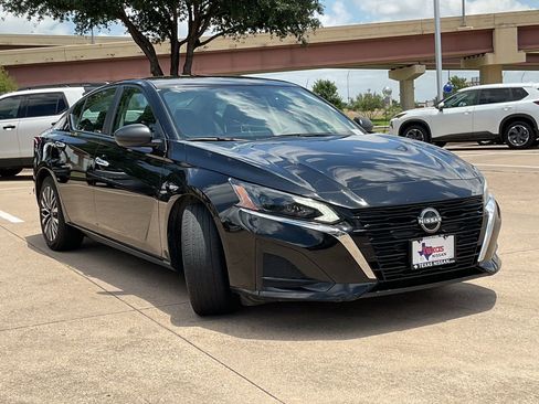 Used 2025 Nissan Altima 2.5 SV FWD image 3