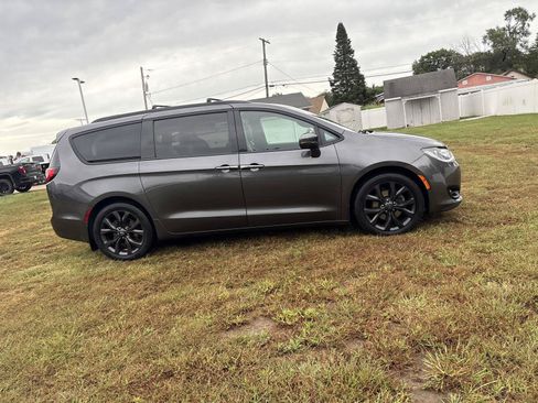 Used 2020 Chrysler Pacifica Limited FWD image 4