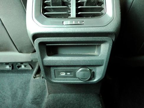 Used 2021 Volkswagen Tiguan SE image 29