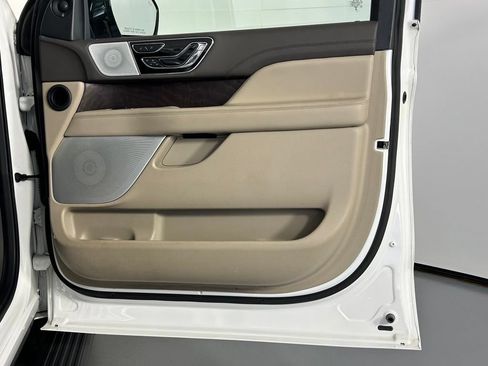 Used 2023 Lincoln Navigator L Reserve AWD/4WD image 9
