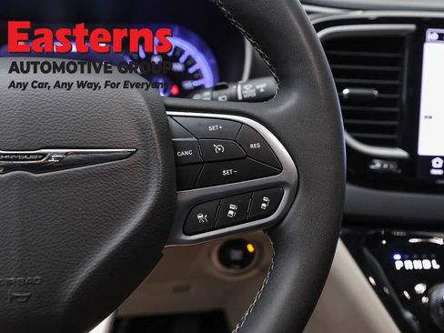 Used 2023 Chrysler Pacifica Touring-L FWD image 16