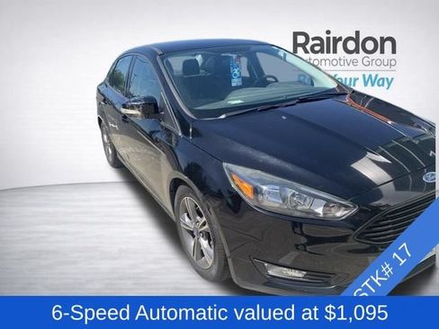 Used 2017 Ford Focus SE FWD image 2