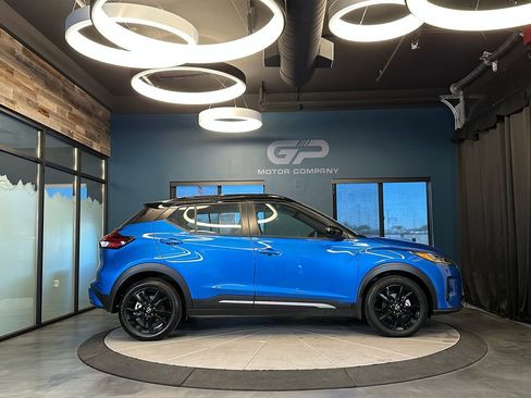 Used 2023 Nissan Kicks SR w/ SR Premium Package FWD image 2