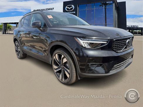 Used 2025 Volvo XC40 B5 Plus image 4