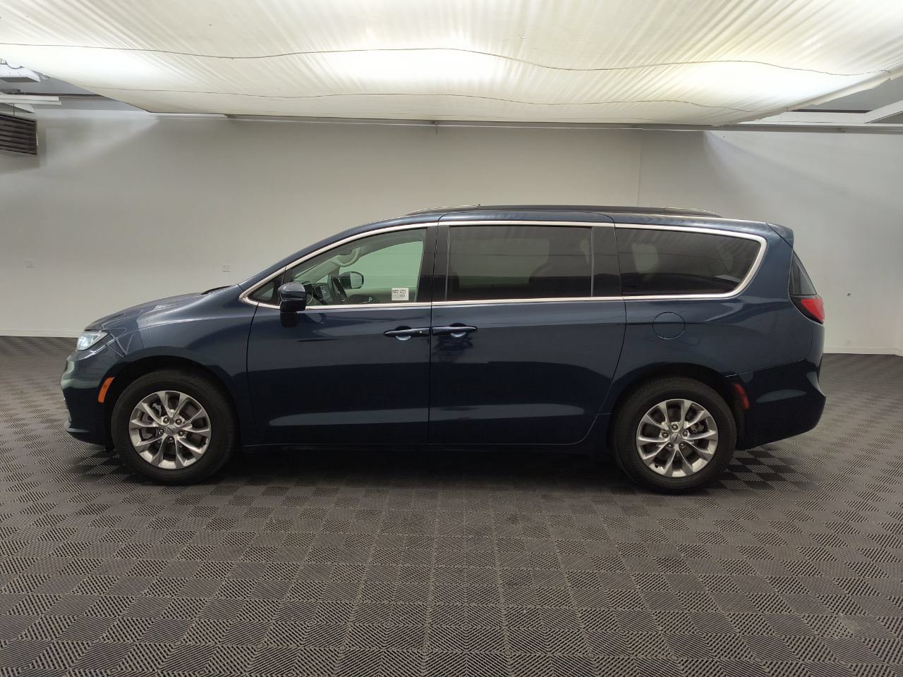 Used 2022 Chrysler Pacifica Touring-L AWD/4WD image 2