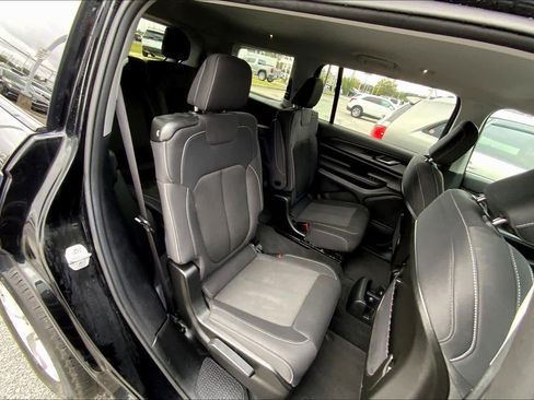 Used 2023 Jeep Grand Cherokee L Laredo image 17