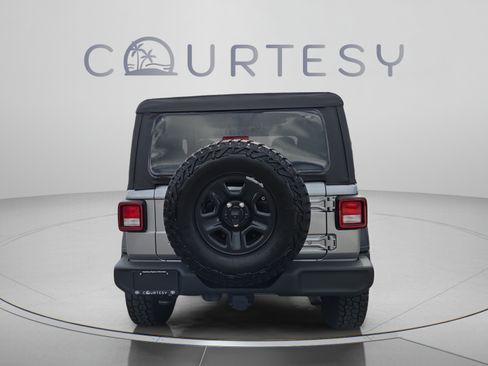 Used 2018 Jeep Wrangler Sport AWD/4WD image 4