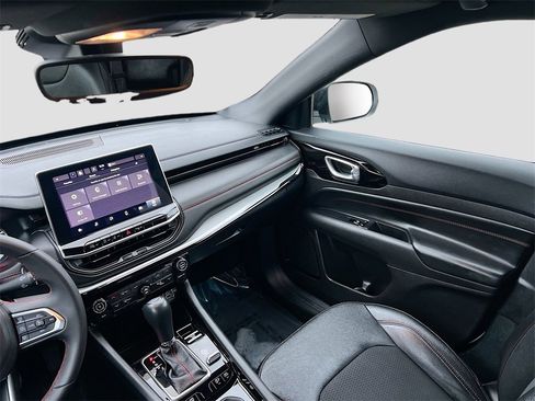 Used 2024 Jeep Compass Trailhawk image 21