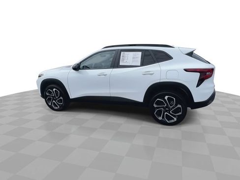 Used 2025 Chevrolet Trax RS w/ Sunroof Package FWD image 6
