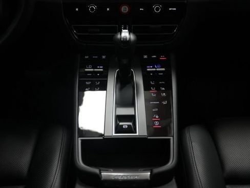 Used 2025 Porsche Macan AWD/4WD image 39