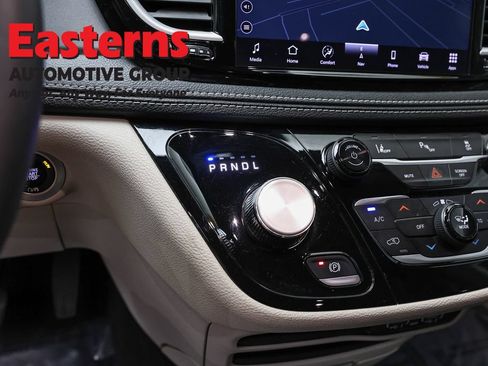 Used 2024 Chrysler Pacifica Limited FWD image 13