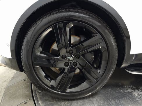 Used 2025 Land Rover Discovery Dynamic SE image 13