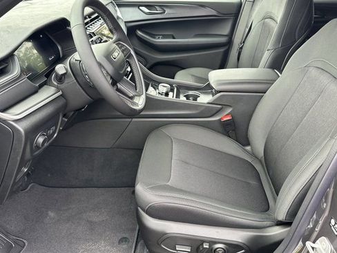 New 2025 Jeep Grand Cherokee Laredo image 9