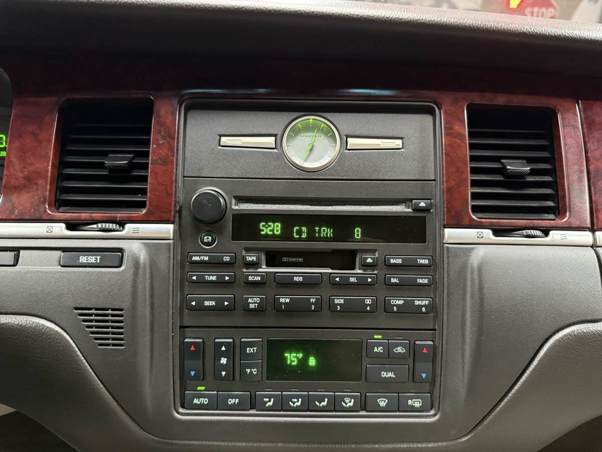 Used 2003 Lincoln Town Car Executive RWD image 19