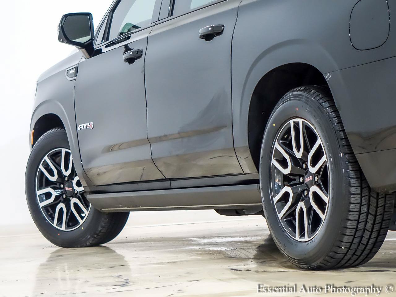 Used 2021 GMC Yukon XL AT4 w/ AT4 Premium Plus Package AWD/4WD image 11