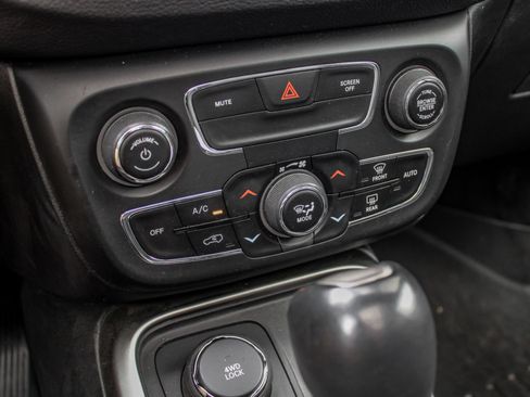 Used 2021 Jeep Compass Latitude w/ Sun and Sound Group AWD/4WD image 29