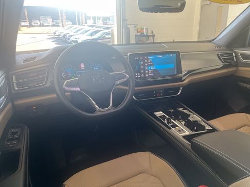 New 2025 Volkswagen Atlas Cross Sport SE image 13