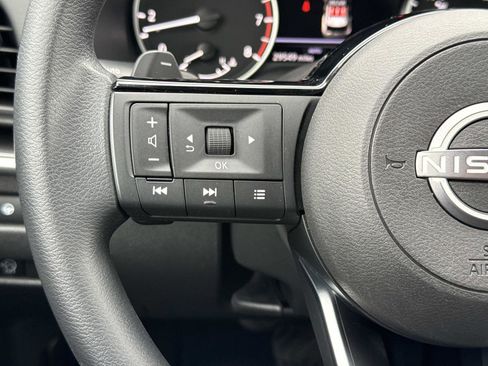 Used 2023 Nissan Rogue SV image 8