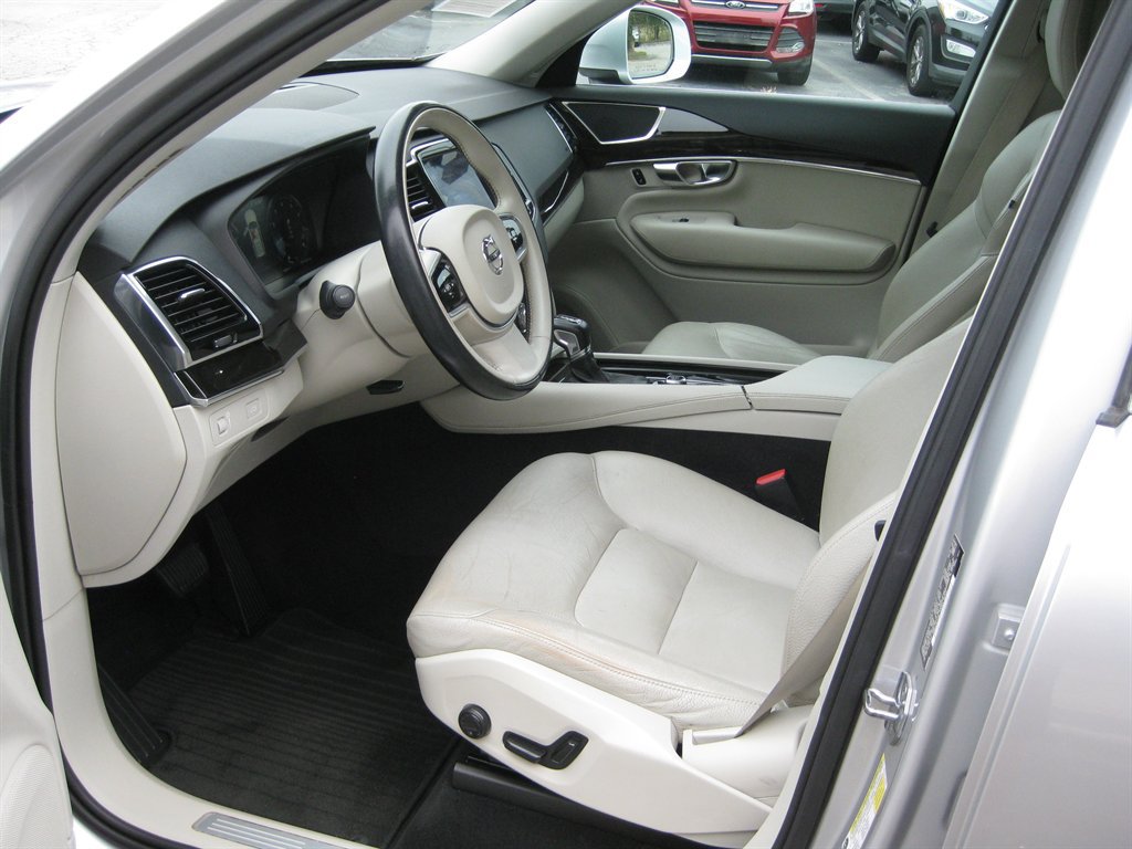 Used 2018 Volvo XC90 T6 Momentum w/ Convenience Package AWD/4WD image 13