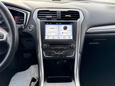 Used 2017 Ford Fusion SE w/ Fusion SE Technology Package image 14