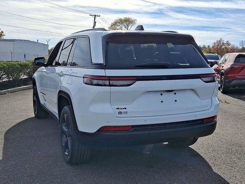 Used 2023 Jeep Grand Cherokee Altitude AWD/4WD image 9