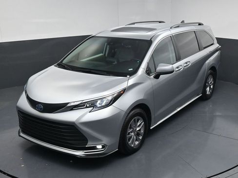 Used 2024 Toyota Sienna XLE image 18