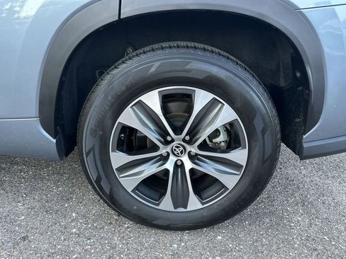 Used 2023 Toyota Highlander XLE image 32