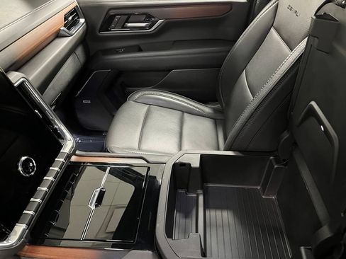 Used 2025 GMC Yukon XL Denali AWD/4WD image 39