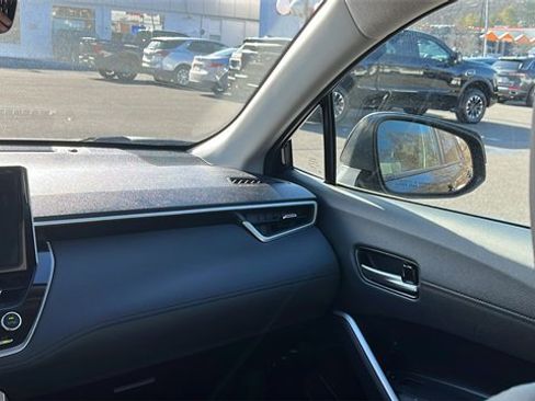 Used 2025 Toyota Corolla Cross XLE image 21