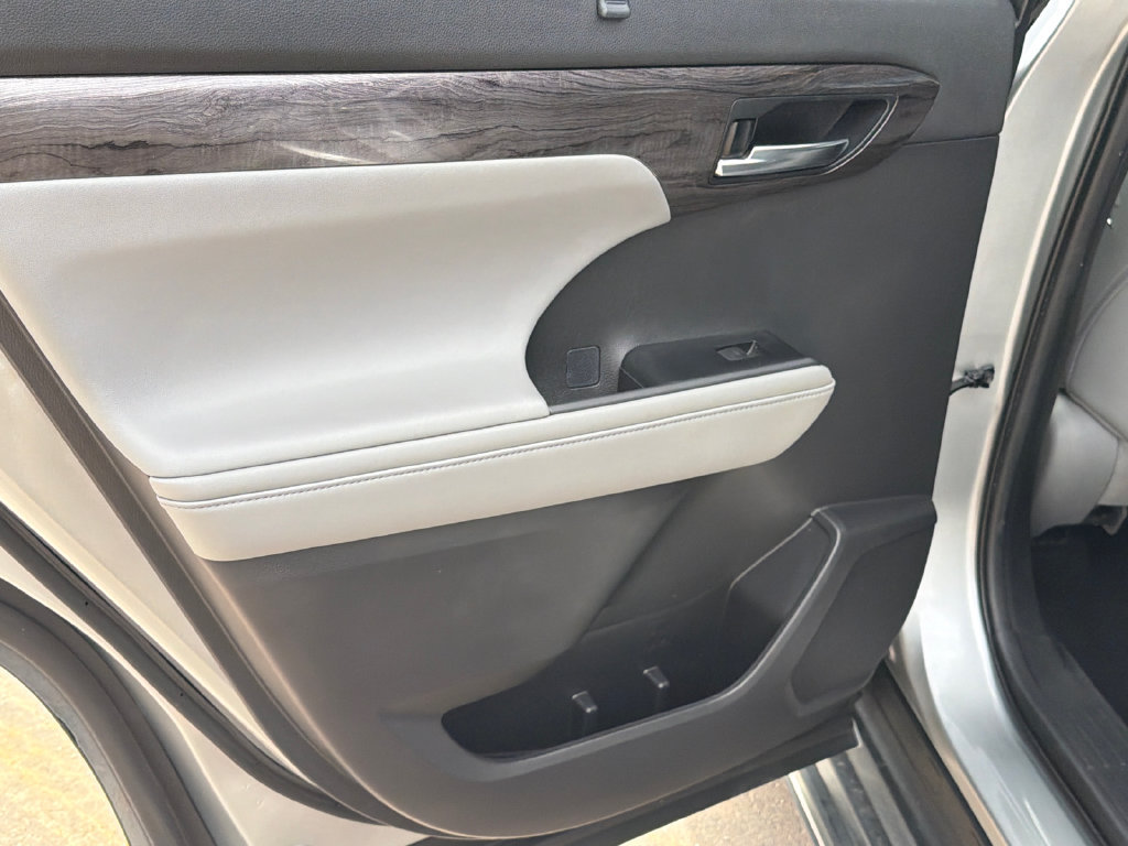 Used 2020 Toyota Highlander Limited FWD image 21