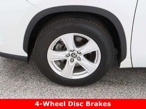 Used 2024 Toyota Highlander LE image 11