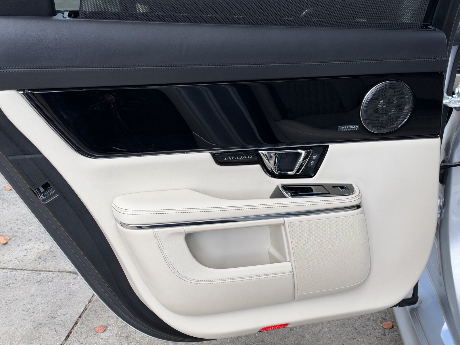 Used 2019 Jaguar XJ R RWD image 38