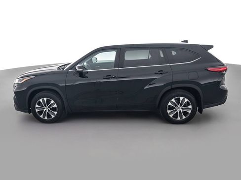 Used 2021 Toyota Highlander XLE AWD/4WD image 8