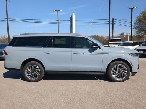 New 2026 Lincoln Navigator L Premier image 2