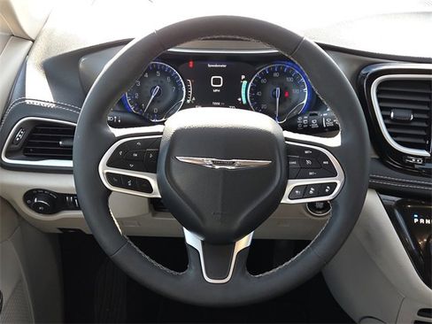 Used 2023 Chrysler Pacifica Touring-L image 14