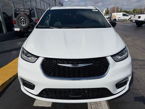 New 2026 Chrysler Pacifica Select image 2