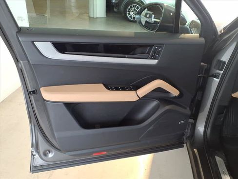 Used 2025 Porsche Cayenne E-Hybrid image 10