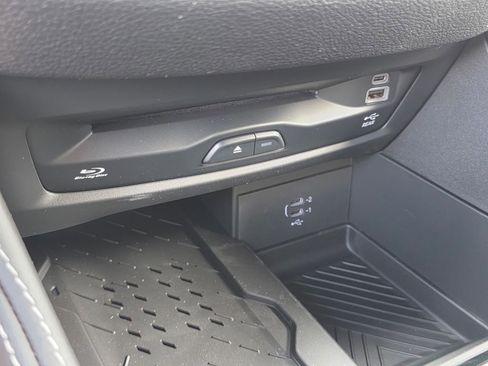 New 2026 Chrysler Pacifica Limited w/ Uconnect Theater Family Group image 19