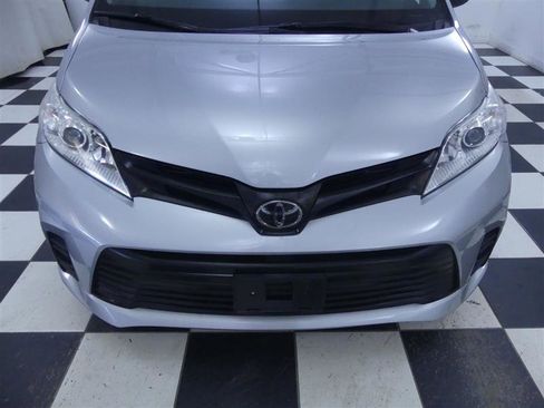 Used 2020 Toyota Sienna L FWD image 25
