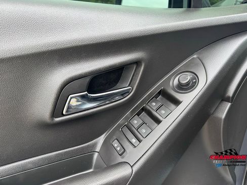 Used 2019 Chevrolet Trax LT w/ LT Convenience Package image 17