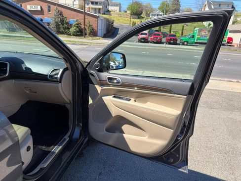 Used 2017 Jeep Grand Cherokee Limited image 15