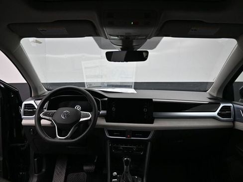 New 2026 Volkswagen Taos SE image 10