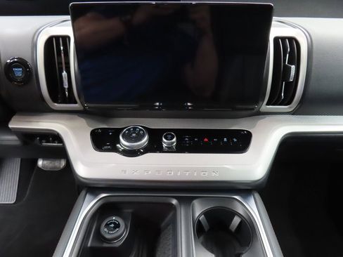 Used 2025 Ford Expedition Active image 15