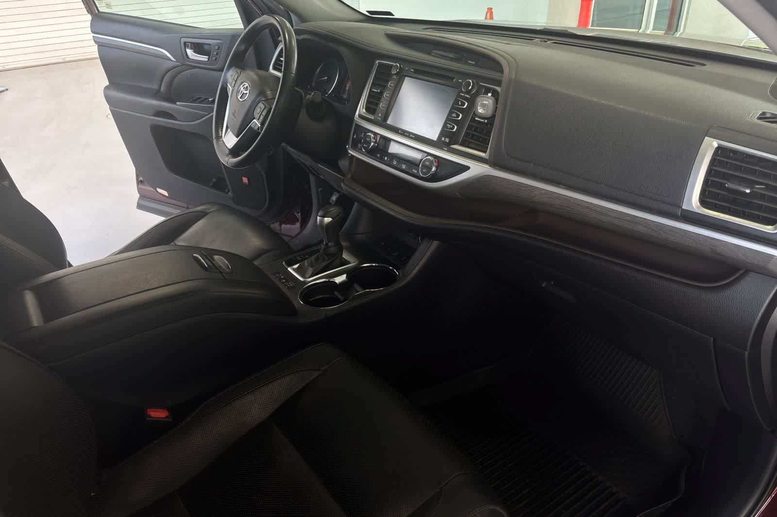 Used 2018 Toyota Highlander Limited AWD/4WD image 19