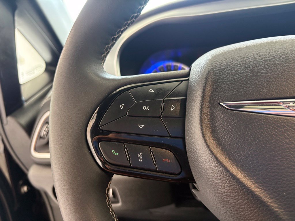 Used 2025 Chrysler Pacifica Limited FWD image 12