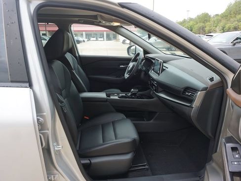 Used 2023 Nissan Rogue SV w/ SV Premium B Package FWD image 15